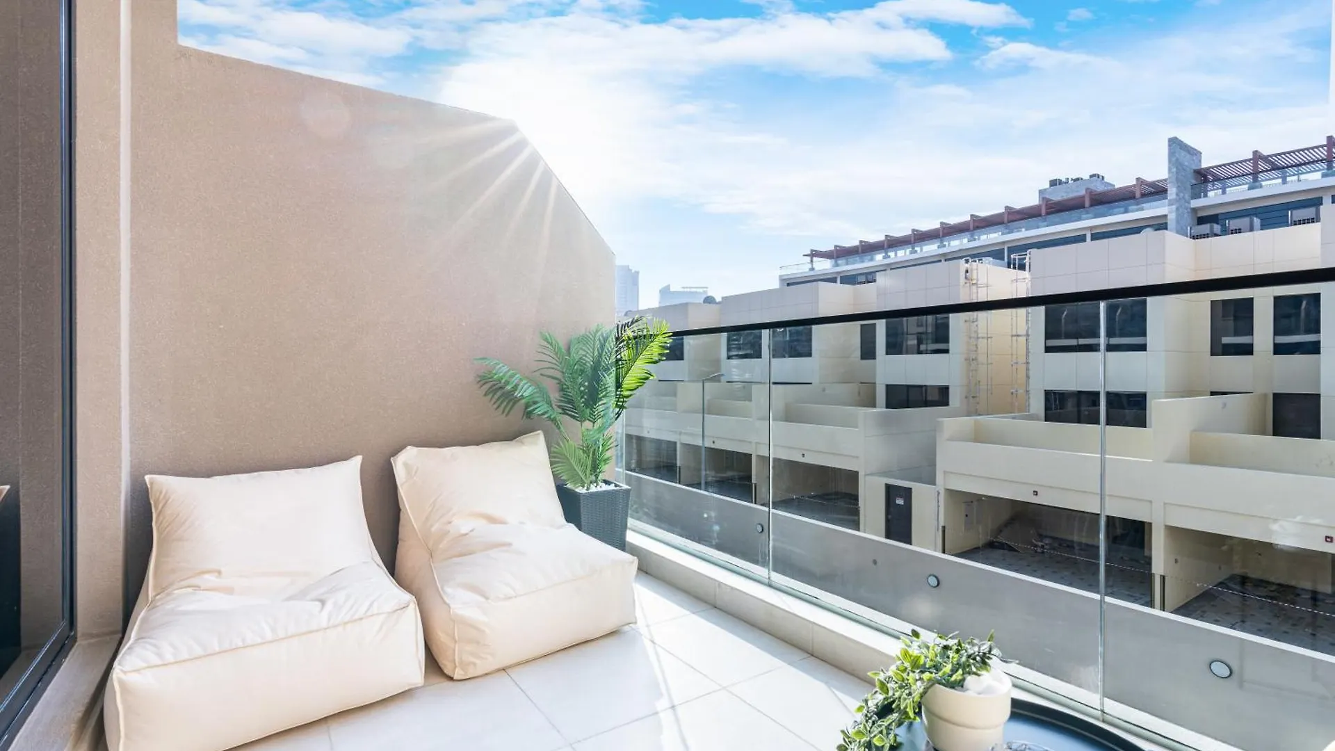 Stylish Contemporary Home In Jvc With Chic Interior Dubaj
